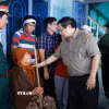 Thủ tướng Phạm Minh Chính thăm, động viên hộ gia đình bị thiệt hại nặng nề do mưa lũ tại thôn Phú Hữu, xã Hòa Thịnh. (Ảnh: Dương Giang/TTXVN)