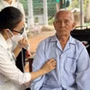 Khám bệnh cho người cao tuổi. (Ảnh: Văn Điệp/TTXVN)