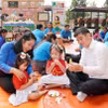 Một gia đình tham gia hoạt động nặn tò he tại Ngày hội “Gia đình hạnh phúc” năm 2026. (Ảnh: Trung Tuyến/TTXVN)