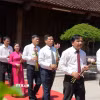 Trong dòng người nối nhau về Khu di tích Quốc gia đặc biệt Kim Liên, những bó sen trên tay mang vẻ đẹp giản dị, thanh khiết và tấm lòng thành kính, biết ơn Người. (Ảnh: Bích Huệ/TTXVN)