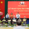 Phó Thủ tướng Thường trực Phạm Gia Túc trao Huy hiệu Đảng cho 6 đảng viên thuộc Đảng bộ xã Kim Liên. (Ảnh: Bích Huệ/TTXVN)