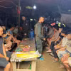 Lực lượng chức năng Công an tỉnh Sơn la khống chế, bắt giữ các đối tượng khai thác vàng trái phép. (Ảnh: TTXVN phát)
