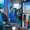 Mua, bán xăng tại điểm kinh doanh xăng, dầu Petrolimex. (Ảnh: Trần Việt/TTXVN)