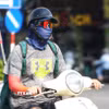 Người dân ra đường ngày nắng nóng thường bịt kín để đảm bảo sức khỏe. (Ảnh: Thu Phương/TTXVN phát)