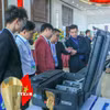 Các đại biểu tham dự Tuần lễ số Quốc tế Việt Nam 2025 tìm hiểu các thành tựu công nghệ số. (Ảnh: Công Luật/TTXVN)