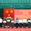 UBND tỉnh Vĩnh Long khen thưởng các cá nhân, gia đình có thành tích xuất sắc trong công tác tìm kiếm, quy tập và xác định danh tính hài cốt liệt sỹ. (Ảnh: Lê Thúy Hằng/TTXVN)