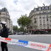 Cảnh sát phong tỏa hiện trường một vụ bạo lực ở Paris, Pháp. (Ảnh: THX/TTXVN phát)