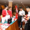 Các đại biểu tham quan gian hàng của Công ty Metfone (một thương hiệu của Viettel) tại Diễn đàn Xúc tiến đầu tư Việt Nam-Campuchia năm 2026. (Ảnh: Minh Hưng/TTXVN)