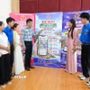 Lãnh đạo phường Phượng Sơn, Bắc Ninh giới thiệu ứng dụng bản đồ thông tin ngập nước tại lễ ra mắt. (Ảnh: Đồng Thúy/TTXVN)
