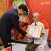 Đồng chí Nguyễn Duy Ngọc, Ủy viên Bộ Chính trị, Bí thư Trung ương Đảng, Trưởng ban Tổ chức Trung ương, trao tặng Huy hiệu 80 năm tuổi Đảng cho đồng chí Nguyễn Thanh Mậu. (Ảnh: Danh Lam/TTXVN)