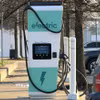 Một trụ sạc xe điện ven đường cao tốc ở Mỹ. (Ảnh: Ngọc Quang/TTXVN)