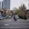 Người dân di chuyển trên đường phố tại Tehran, Iran. (Ảnh: THX/TTXVN)