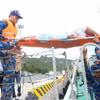 Đưa ngư dân Đà Nẵng gặp nạn từ Tàu Trường Sa 18 vào bờ an toàn. (Ảnh: TTXVN phát)