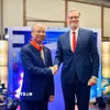 Thừa ủy quyền của Tổng thống Cộng hòa Pháp, Đại sứ Pháp tại Việt Nam Olivier Brochet trân trọng trao Huân chương Bắc đẩu Bội tinh tặng Đại sứ Đinh Toàn Thắng. (Ảnh: Việt Đức/TTXVN)