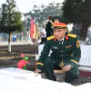 Cán bộ Bộ Chỉ huy Quân sự tỉnh An Giang thắp hương tại các phần mộ Liệt sỹ. (Ảnh: Văn Sỹ/TTXVN)
