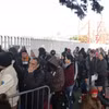 Người di cư tại cửa khẩu Chaparral ở Tijuana, Mexico. (Ảnh: THX/TTXVN)