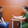 Đại tá Bùi Đức An, Phó Giám đốc Công an thành phố, Thủ trưởng Cơ quan Cảnh sát điều tra, trực tiếp lấy lời khai đối với một số đối tượng có liên quan. (Ảnh: TTXVN phát)