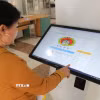 Người lao động tìm kiếm thông tin việc làm ở nước ngoài trên cổng thông tin của Trung tâm Dịch vụ việc làm Phú Yên. (Ảnh: Tường Quân/TTXVN)