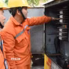 Điện lực Hà Nội kiểm tra điện tại các nhà thờ trên địa bàn Hà Nội. (Ảnh TTXVN phát)