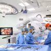 Nhiều kỹ thuật ngoại khoa chuyên sâu đã được triển khai ngay từ những ngày đầu như vi phẫu thần kinh, vi phẫu chi thể, phẫu thuật khớp, nội soi và các kỹ thuật chấn thương chỉnh hình hiện đại. (Ảnh: Đại Nghĩa/TTXVN)