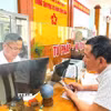 Giải quyết thủ tục hành chính cho người dân tại Trung tâm phục vụ hành chính công xã Đông Trạch, Quảng Trị. (Ảnh: TTXVN phát)