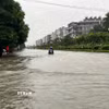 Đường Âu Cơ ngập sâu do mưa lớn kéo dài, phường Hạc Thành, tỉnh Thanh Hóa. (Ảnh: Khiếu Tư/TTXVN)