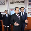 Chủ tịch Quốc hội Trần Thanh Mẫn trao đổi cách làm sáng tạo trong việc lắng nghe ý kiến quần chúng nhân dân đóng góp vào các dự thảo văn bản pháp luật. (Ảnh: Quang Hưng/TTXVN)