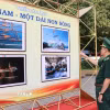 Các đại biểu tham quan triển lãm. (Ảnh: Tiến Lực/TTXVN)