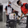 Các nhân viên kiểm tra khí thải xe máy. (Ảnh: Tuấn Đức/TTXVN)