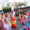 Không khí sôi động của lễ diễu hành Carnival trên đường Trần Phú, phường Nha Trang. (Ảnh: Đặng Tuấn/TTXVN)