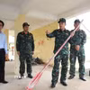 Đại tá Trần Hữu Ích (Chỉ huy trưởng Bộ Chỉ huy Quân sự thành phố Đà Nẵng) kiểm tra công tác chuẩn bị, ứng phó với mưa lũ tại các địa phương có nguy cơ ngập sâu, chia cắt. (Ảnh: TTXVN phát)