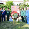 Các đại biểu chụp ảnh chung tại Bia tưởng niệm Chủ tịch Hồ Chí Minh ở thủ đô Algiers. (Nguồn: Báo Quân đội Nhân dân)