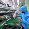 Lắp ráp các sản phẩm điện tử tại Khu Công nghệ cao Đà Nẵng. (Ảnh: Mỹ Hà/TTXVN)