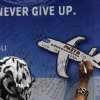 Thông điệp tưởng nhớ các nạn nhân MH370. (Ảnh: AFP/TTXVN)