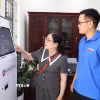 Đoàn viên thanh niên hướng dẫn người dân sử dụng dịch vụ công trực tuyến tại Trung tâm Phục vụ hành chính công xã Giao Bình, tỉnh Ninh Bình. (Ảnh: Thùy Dung/TTXVN)