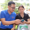Đoàn viên thanh niên trực tiếp hỗ trợ người dân nâng cao kỹ năng số. (Ảnh minh hoạ: Thùy Dung/TTXVN)