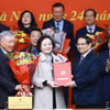 Thủ tướng Phạm Minh Chính trao Quyết định cho Đảng bộ Bộ Nội vụ. (Ảnh: Dương Giang/TTXVN)