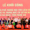 Tổng Bí thư Tô Lâm tặng quà cho các gia đình khó khăn, gia đình chính sách xã Na Ngoi. (Ảnh: Trịnh Duy Hưng/TTXVN)