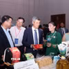 Ông Nguyễn Minh Vũ, Đại sứ Việt Nam tại Campuchia cùng doanh nghiệp Campuchia tham quan gian hàng doanh nghiệp Việt Nam. (Ảnh: Xuân Khu/TTXVN)