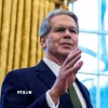 Bộ trưởng Tài chính Mỹ Scott Bessent phát biểu tại Nhà Trắng. (Ảnh: REUTERS/TTXVN)