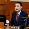 Tổng thống bị luận tội của Hàn Quốc Yoon Suk Yeol trong phiên điều trần tại Tòa án Hiến pháp ở Seoul, ngày 13/2. (Ảnh: THX/TTXVN)
