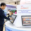 Du khách tìm hiểu các sản phẩm du lịch tại khu vực ứng dụng công nghệ thông tin trong phát triển du lịch Thành phố Hồ Chí Minh. (Ảnh: Khánh Hòa/TTXVN)