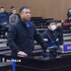 Bị cáo Nghiêm Quang Minh (chủ tòa nhà chung cư mini 9 tầng bị cháy) khai báo trước tòa. (Ảnh: Phạm Kiên/TTXVN)