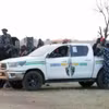 Các sỹ quan cảnh sát đứng gác bên ngoài một trường học ở bang Kebbi, Nigeria, nơi các học sinh bị bắt cóc hồi đầu tuần. (Nguồn: AP)