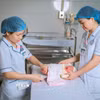 Các y bác sỹ của Trung tâm y tế khu vực Hữu Lũng kiểm tra cho trẻ sơ sinh. (Ảnh: Tiến Vĩnh/TTXVN)