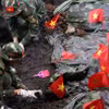 Những lá cờ nhỏ đánh dấu điểm nghi có hài cốt liệt sỹ tại Công viên Văn hóa Lê Thị Riêng. (Ảnh: Xuân Khu/TTXVN)