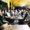 Lãnh đạo tỉnh Hưng Yên, Quân khu 3 và xã Vũ Thư thăm hỏi, động viên, chia buồn với gia đình Thiếu tá Trần Văn Tùng. (Ảnh: TTXVN phát)