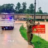 Lực lượng chức năng cắm biển báo ở cung đường ngập lụt. (Ảnh: Công Tường/TTXVN)