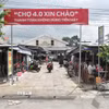 Chợ Long Hiệp triển khai mô hình “Chợ 4.0,” khuyến khích tiểu thương và người dân thanh toán không dùng tiền mặt. (Ảnh: Thanh Hòa/TTXVN)