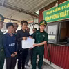 Đồn Biên phòng Nhật Lệ hỗ trợ ngư dân sau khi gặp sự cố trên biển. (Ảnh: Đồn Biên phòng Nhật Lệ)